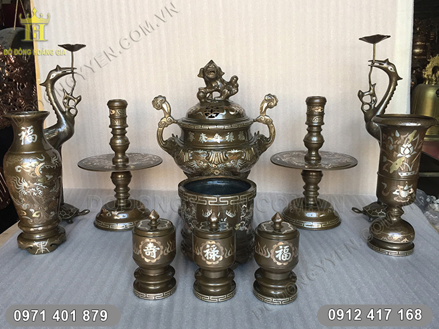  Bộ đồ thờ bằng đồng đỏ khảm tam kh&iacute; 45cm cho b&agrave;n thờ nhỏ